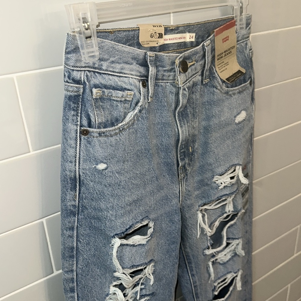 NWT Levi’s Distressed High-Waisted Mom Jeans - Picture 11 of 17